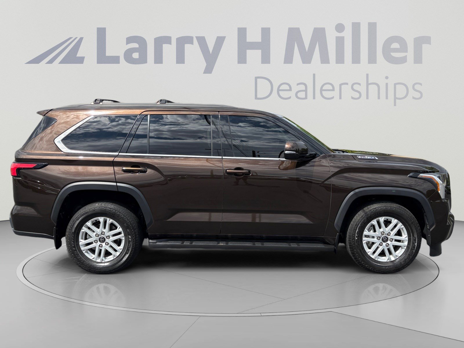 Certified 2023 Toyota Sequoia SR5 AWD/4WD image 6