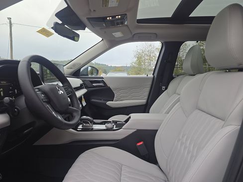 New 2025 Mitsubishi Outlander SEL image 11