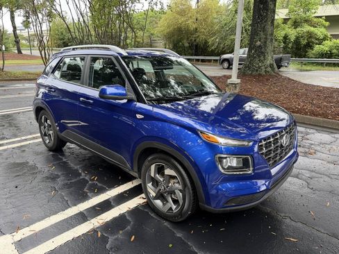 Used 2023 Hyundai Venue SEL w/ Cargo Package FWD image 3