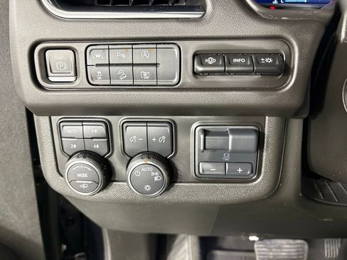 Used 2024 Chevrolet Suburban High Country AWD/4WD image 32