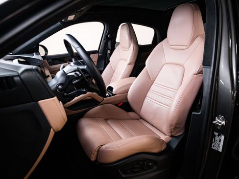 Certified 2024 Porsche Cayenne Turbo AWD/4WD image 5