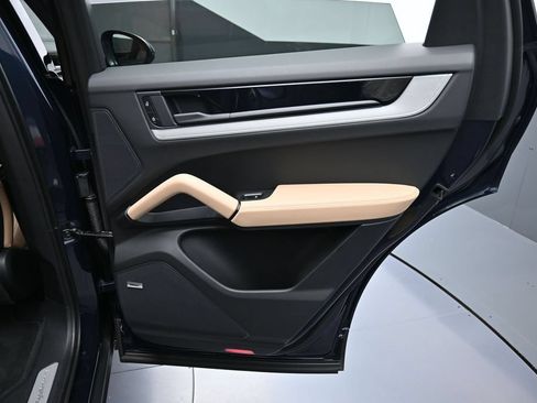 Certified 2025 Porsche Cayenne AWD/4WD image 25