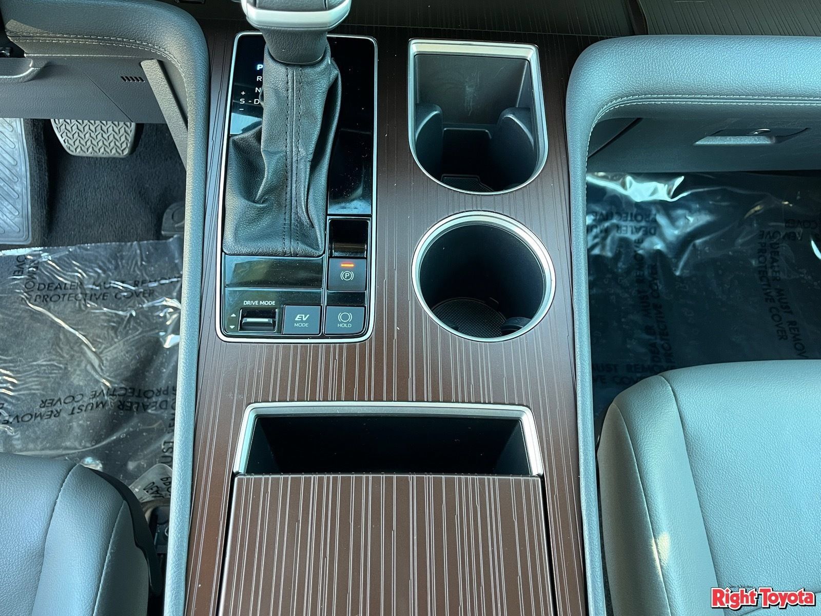 Certified 2024 Toyota Sienna XLE FWD image 31