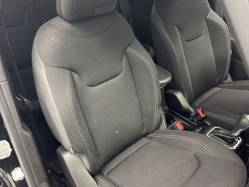 Used 2023 Jeep Renegade Latitude w/ Premium Group AWD/4WD image 19