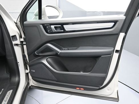 Certified 2023 Porsche Cayenne Platinum Edition image 29