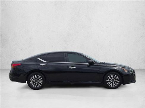 Used 2024 Nissan Altima 2.5 SV w/ SV Premium Package FWD image 4