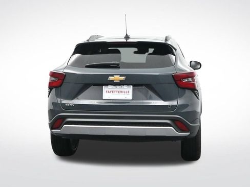Used 2025 Chevrolet Trax LT FWD image 6
