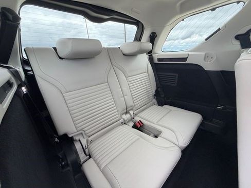 New 2026 Land Rover Discovery Limited Edition AWD/4WD image 17