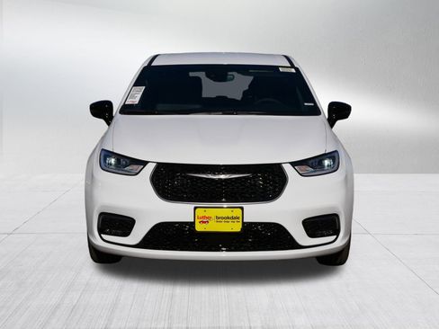 New 2026 Chrysler Pacifica Select image 8