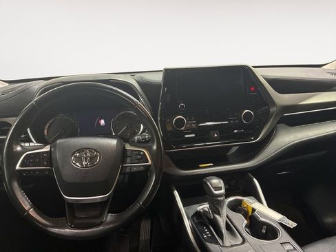 Used 2023 Toyota Highlander XLE AWD/4WD image 16