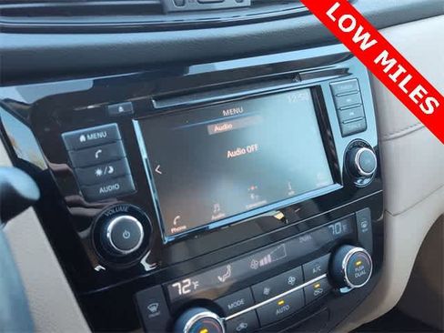 Used 2019 Nissan Rogue SV image 4