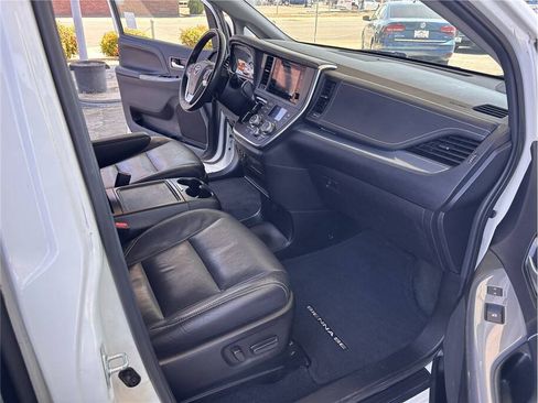 Used 2017 Toyota Sienna SE w/ SE Preferred Package FWD image 15