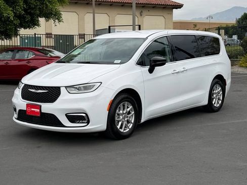 Used 2024 Chrysler Pacifica Touring-L FWD image 3