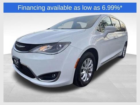Used 2018 Chrysler Pacifica Touring-L FWD image 1