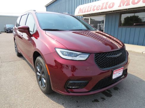 Used 2021 Chrysler Pacifica Touring AWD/4WD image 2