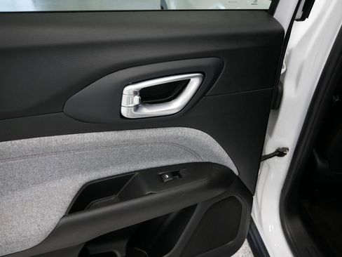 Certified 2022 Jeep Compass Latitude image 9