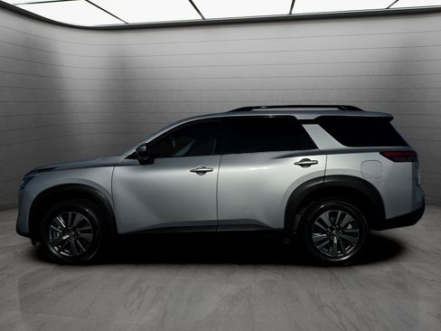 Used 2025 Nissan Pathfinder SV image 2