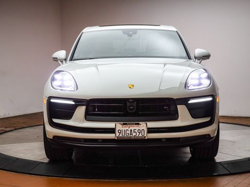 Certified 2025 Porsche Macan image 7