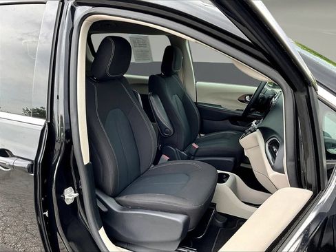 Used 2023 Chrysler Voyager LX FWD image 31