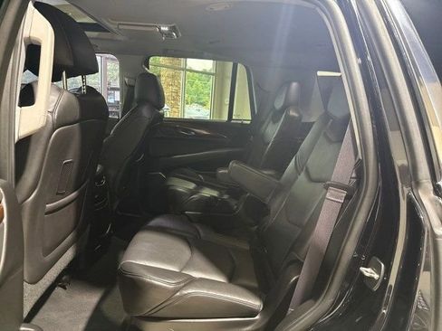 Used 2015 Cadillac Escalade Luxury image 25