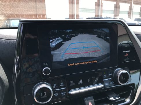 Used 2023 Toyota Highlander LE AWD/4WD image 19