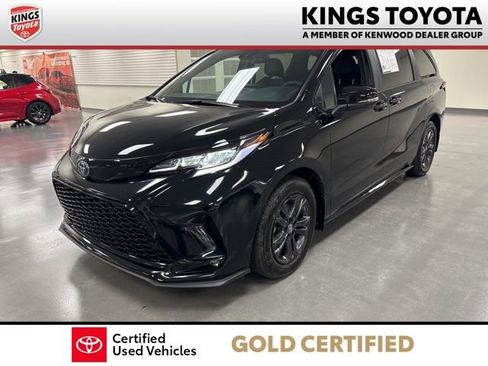 Used 2025 Toyota Sienna XSE w/ XSE Premium Package image 4
