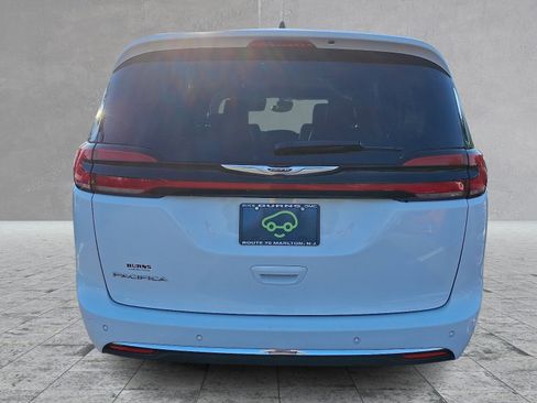 Used 2023 Chrysler Pacifica Touring-L FWD image 5
