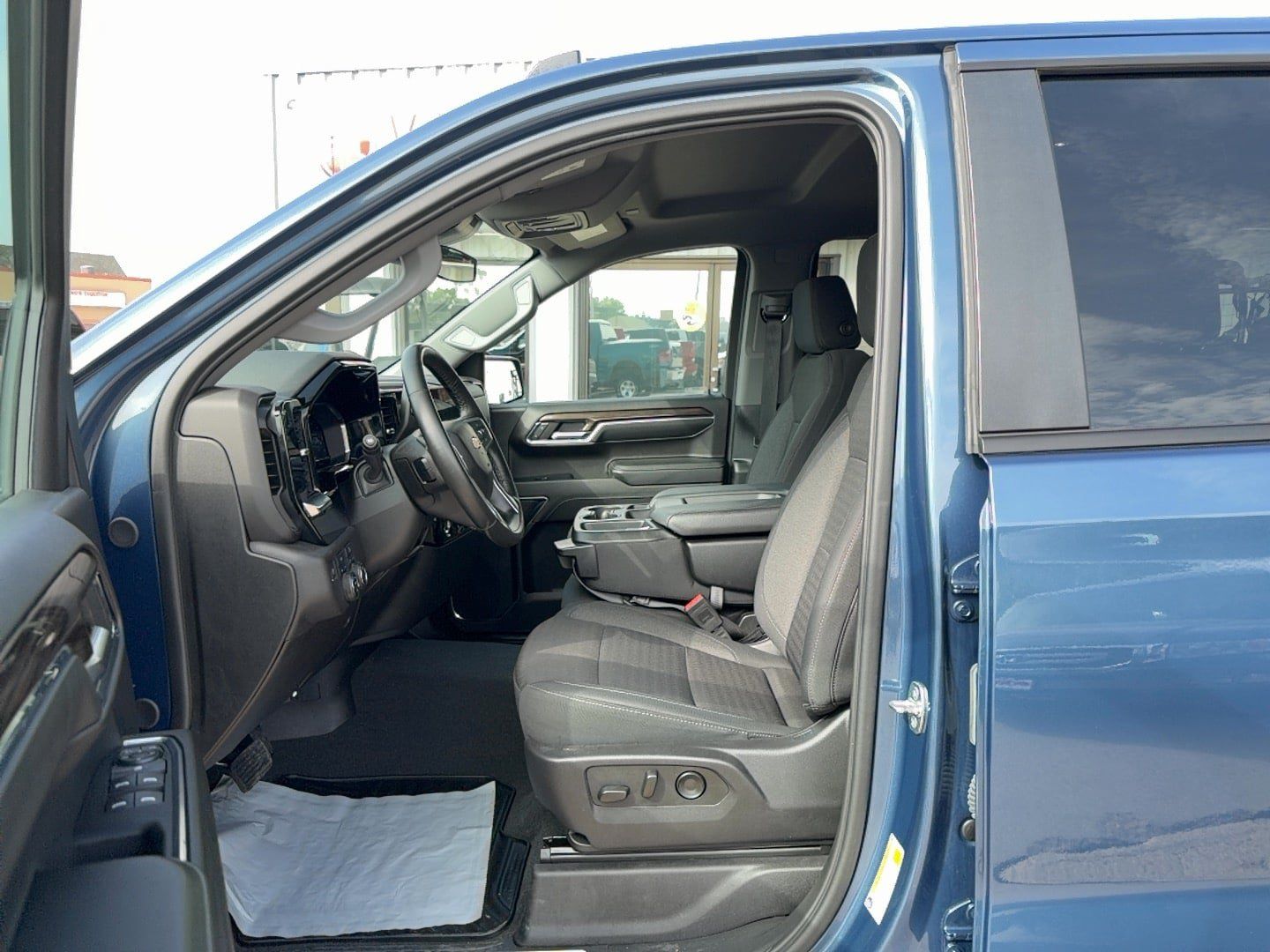 Used 2024 Chevrolet Silverado 1500 LT AWD/4WD image 12