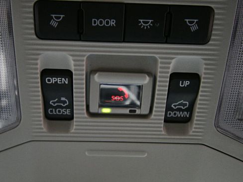 Used 2025 Toyota RAV4 XLE Premium AWD/4WD image 18