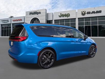 New 2026 Chrysler Pacifica Select w/ S Appearance Package