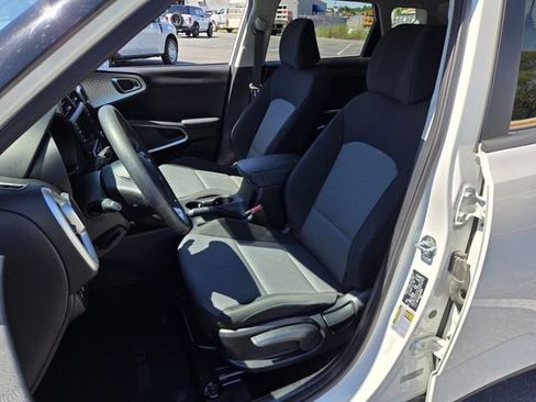 Used 2023 Kia Soul LX FWD image 9