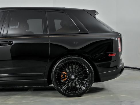 Used 2022 Rolls-Royce Cullinan w/ Dark Exterior Package image 9