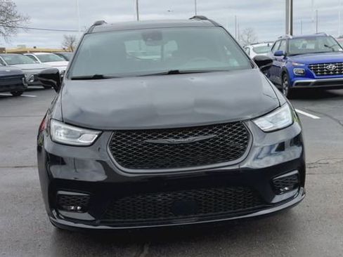 Used 2025 Chrysler Pacifica Limited image 3