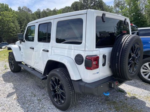 Used 2023 Jeep Wrangler Unlimited Sahara w/ Cold Weather Group AWD/4WD image 9
