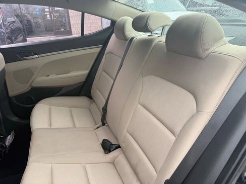 Used 2017 Hyundai Elantra SE image 12
