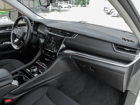 Used 2022 Jeep Grand Cherokee Laredo w/ Luxury Tech Group I image 18