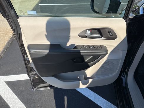 Used 2024 Chrysler Pacifica Limited FWD image 10