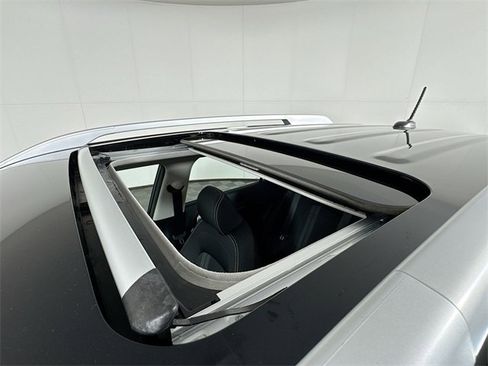 Used 2023 Hyundai Venue SEL image 12