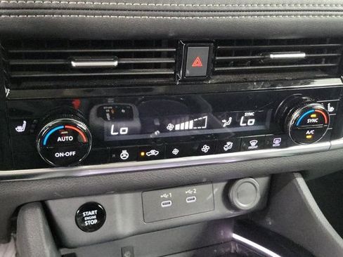 Certified 2025 Nissan Rogue SL FWD image 30