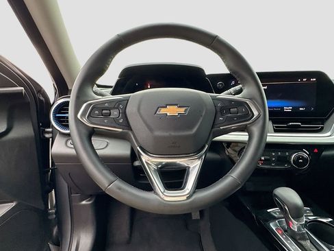 Used 2025 Chevrolet Trax LT w/ LT Convenience Package image 11