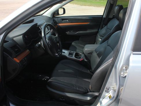 Used 2013 Subaru Outback 2.5i Limited AWD/4WD image 31