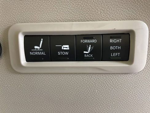 Used 2020 Chrysler Pacifica Limited image 19