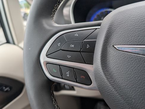 Used 2024 Chrysler Pacifica Touring-L FWD image 22