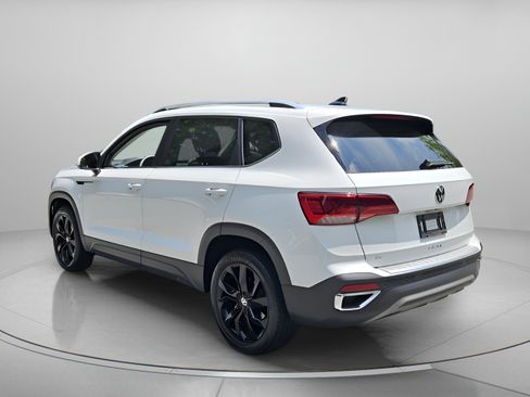 Certified 2023 Volkswagen Taos SE FWD image 3