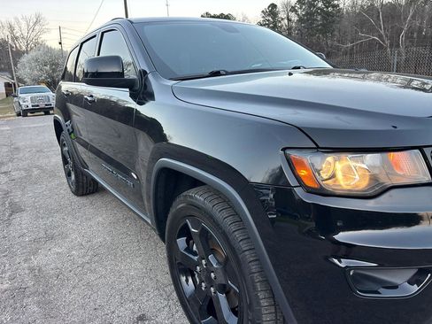 Used 2018 Jeep Grand Cherokee Laredo image 6