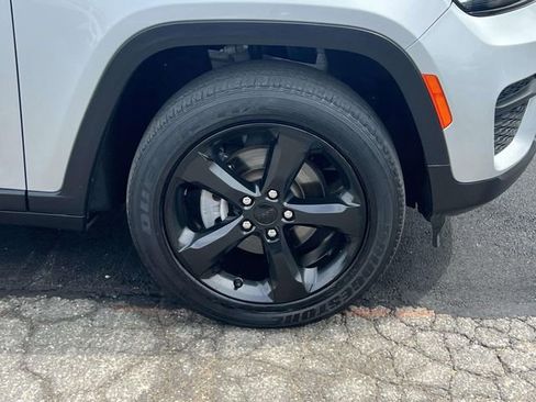 Used 2023 Jeep Grand Cherokee Altitude image 7