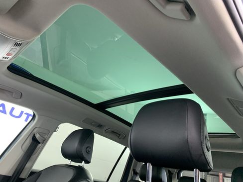 Used 2018 Volkswagen Tiguan SE w/ Panoramic Sunroof Package FWD image 28