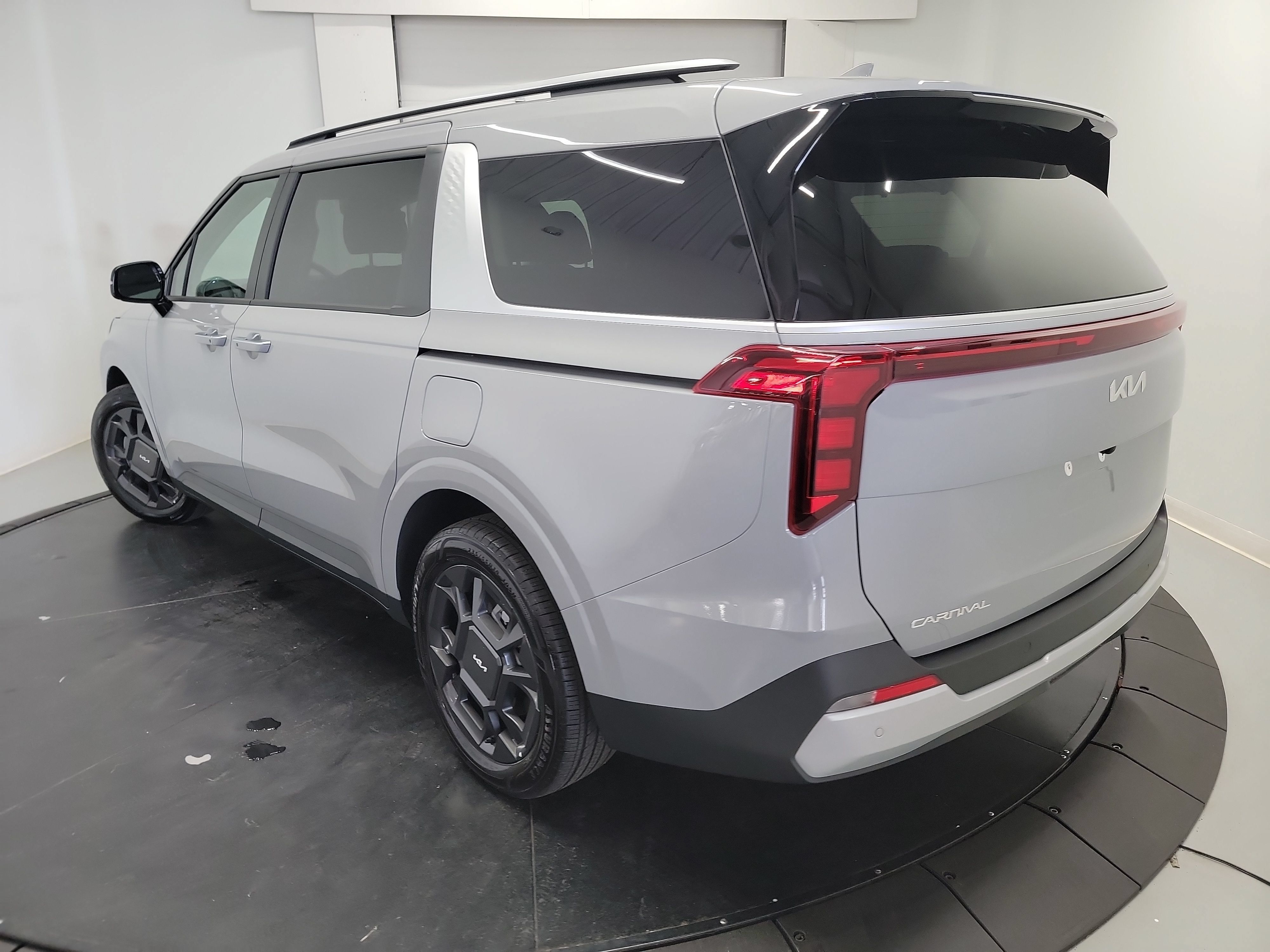 Used 2026 Kia Carnival EX FWD image 6