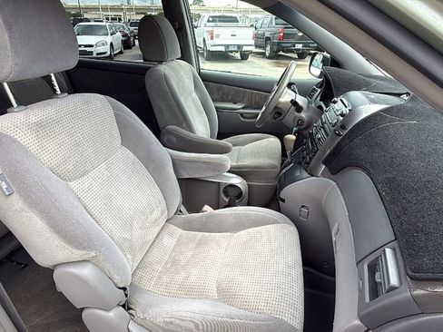 Used 2010 Toyota Sienna LE image 28