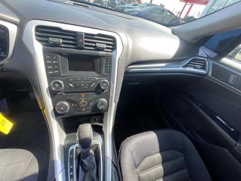 Used 2014 Ford Fusion SE FWD image 2